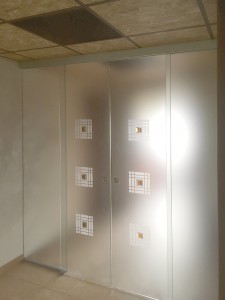 porta vetro scorrevole satinato scorrevoli in vetro esterno muro porte di vetrp vetra pordenone udine treviso venezia portogruaro vetrate artistiche formelle vetro fusione vetro (15) 